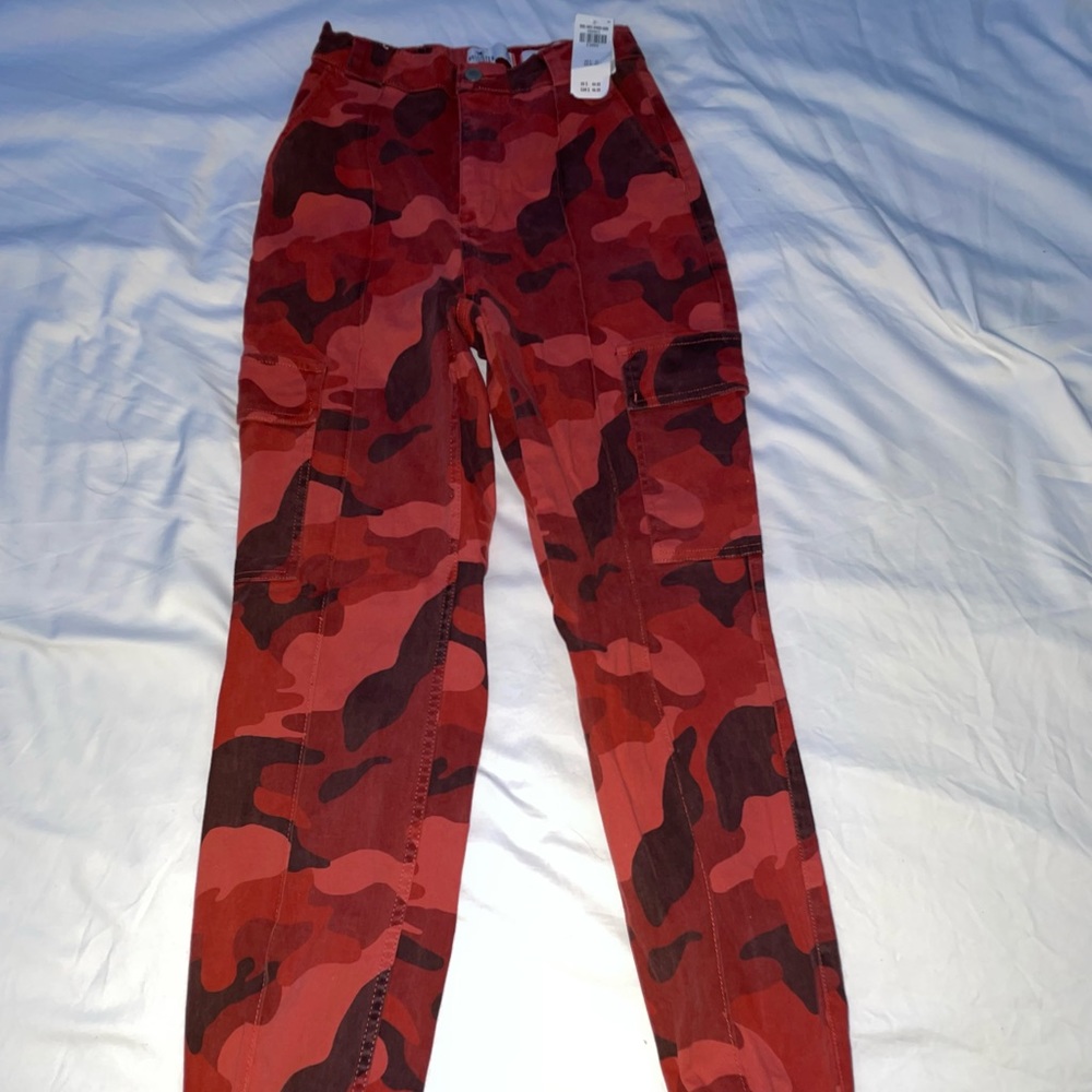 HOLLISTER RED CAMO CARGO PANTS